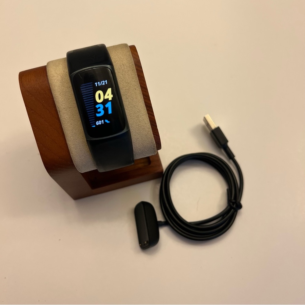 Fitbit‎ charge 5 (black/black, MSRP 149$)